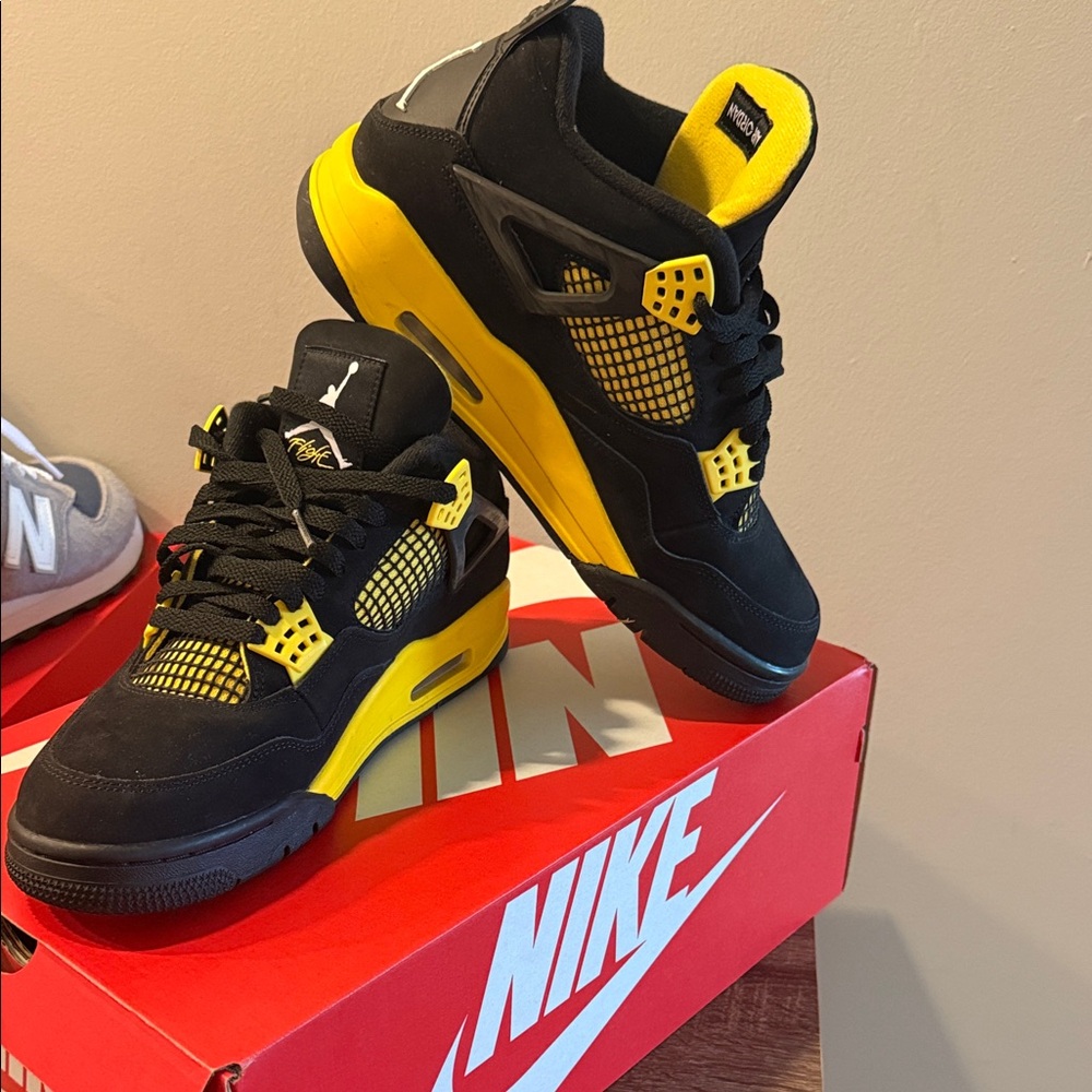 Air Jordan 4 Retro Thunder Nike Vibrant Black and Yellow Sneakers Worn once